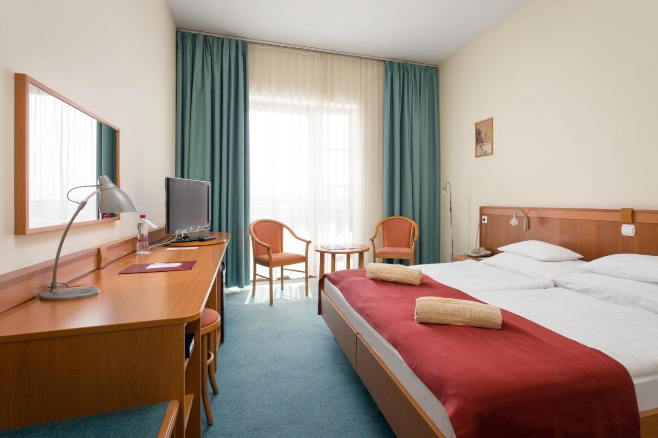 Hunguest Hotel Aqua Sol Хайдусобосло Экстерьер фото