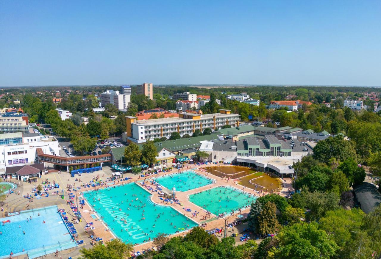 Hunguest Hotel Aqua Sol Хайдусобосло Экстерьер фото