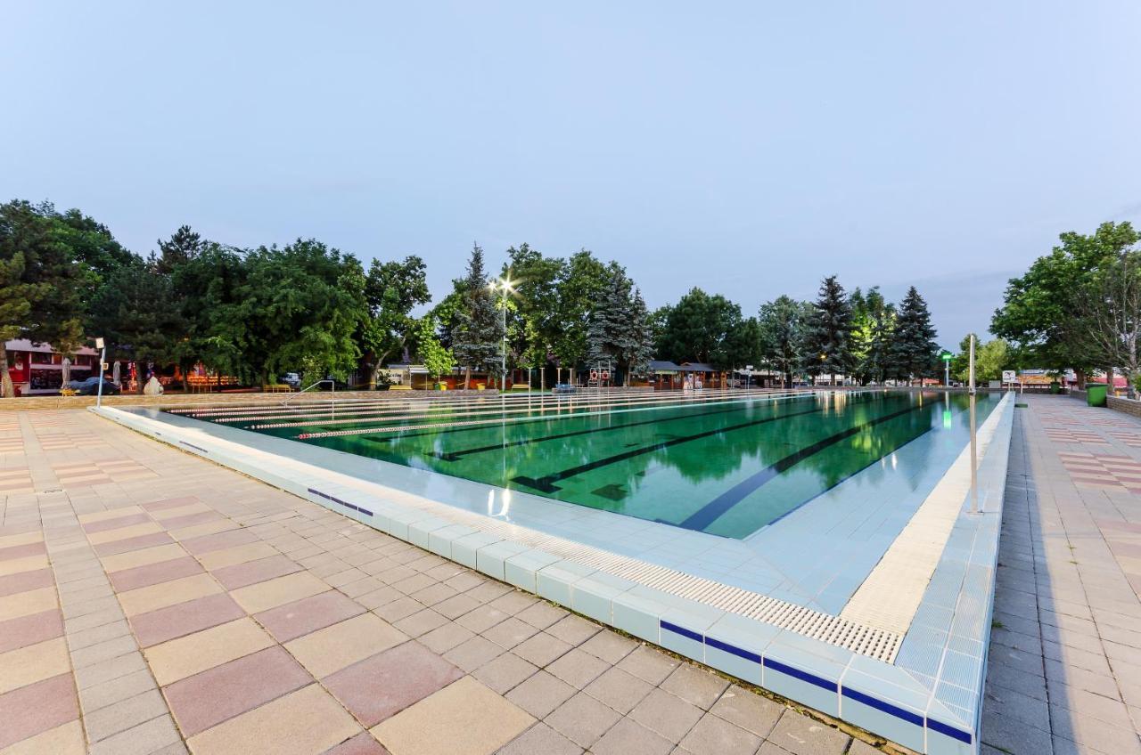 Hunguest Hotel Aqua Sol Хайдусобосло Экстерьер фото
