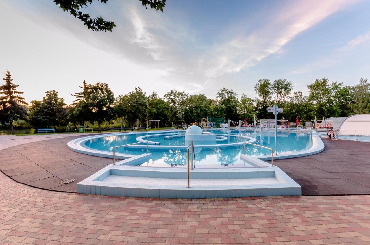 Hunguest Hotel Aqua Sol Хайдусобосло Экстерьер фото