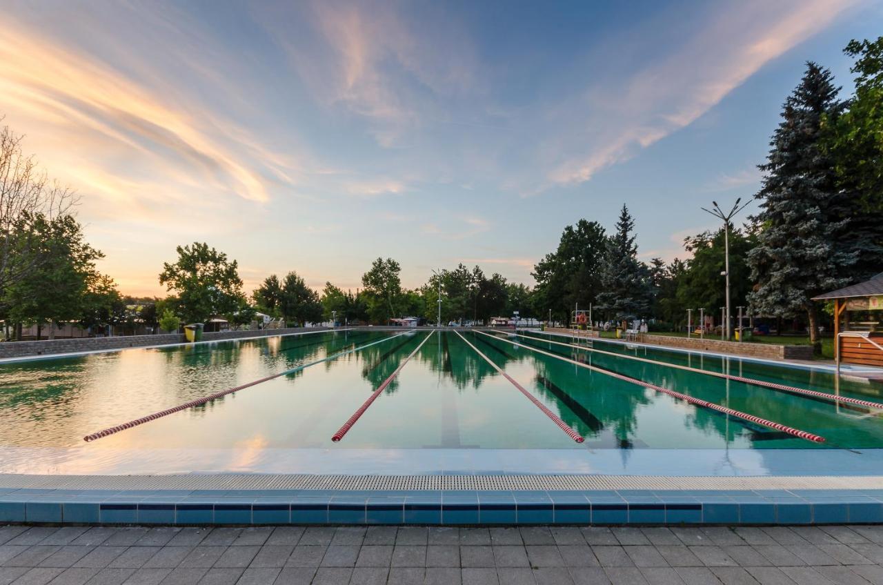 Hunguest Hotel Aqua Sol Хайдусобосло Экстерьер фото
