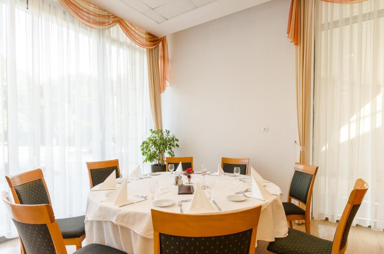 Hunguest Hotel Aqua Sol Хайдусобосло Экстерьер фото